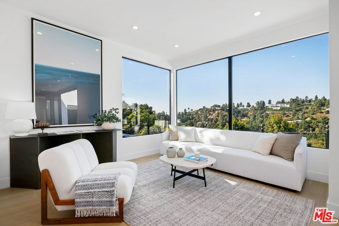 9446 Beverly Crest Dr