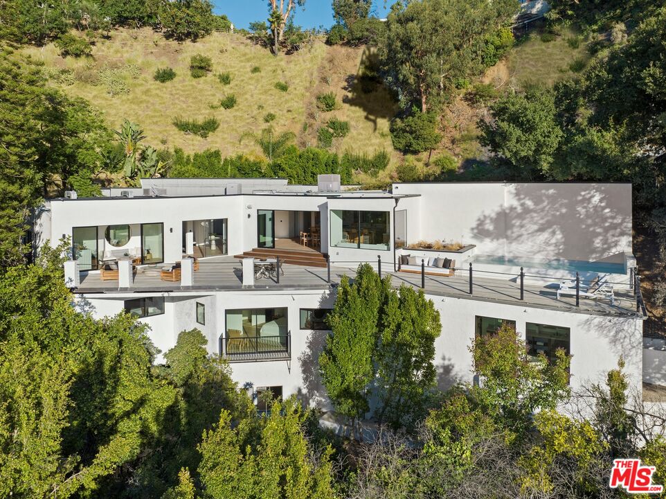 9446 Beverly Crest Dr