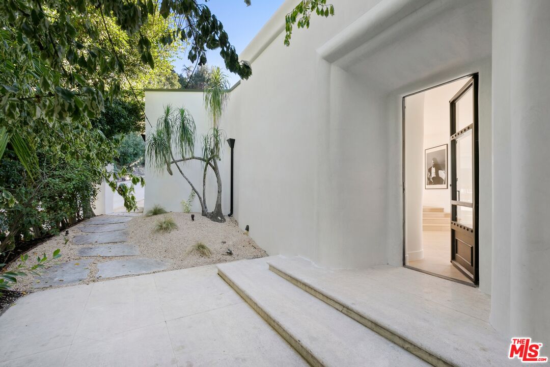 9446 Beverly Crest Dr