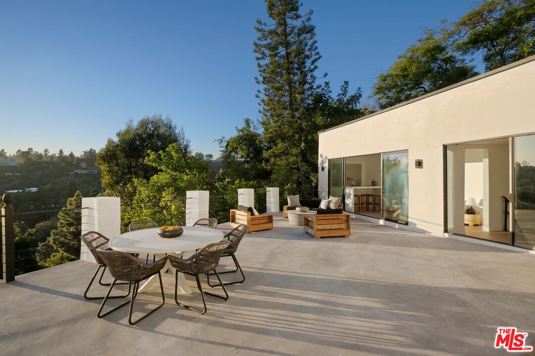 9446 Beverly Crest Dr
