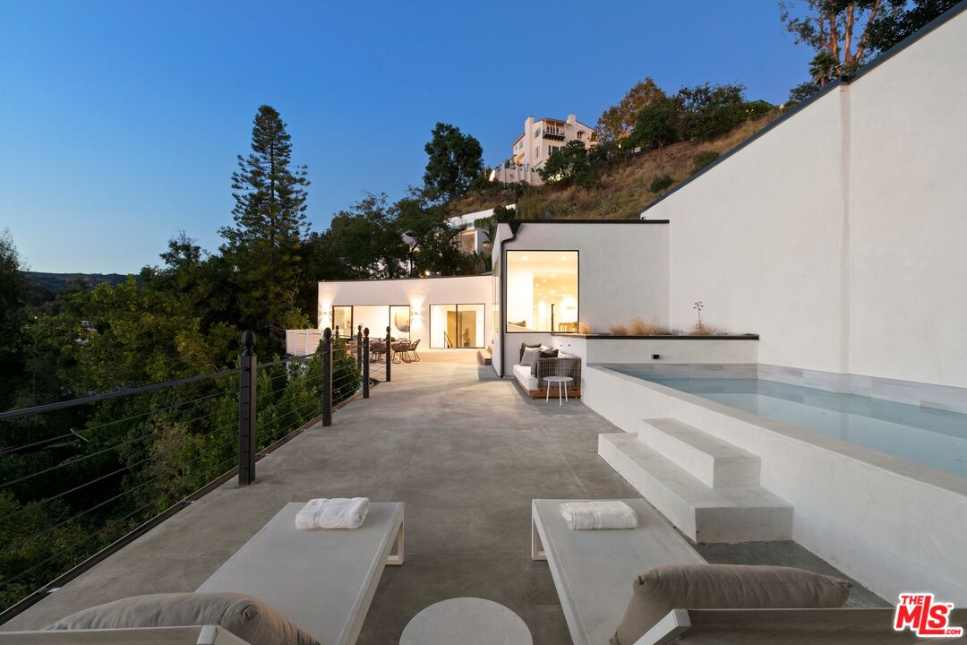 9446 Beverly Crest Dr