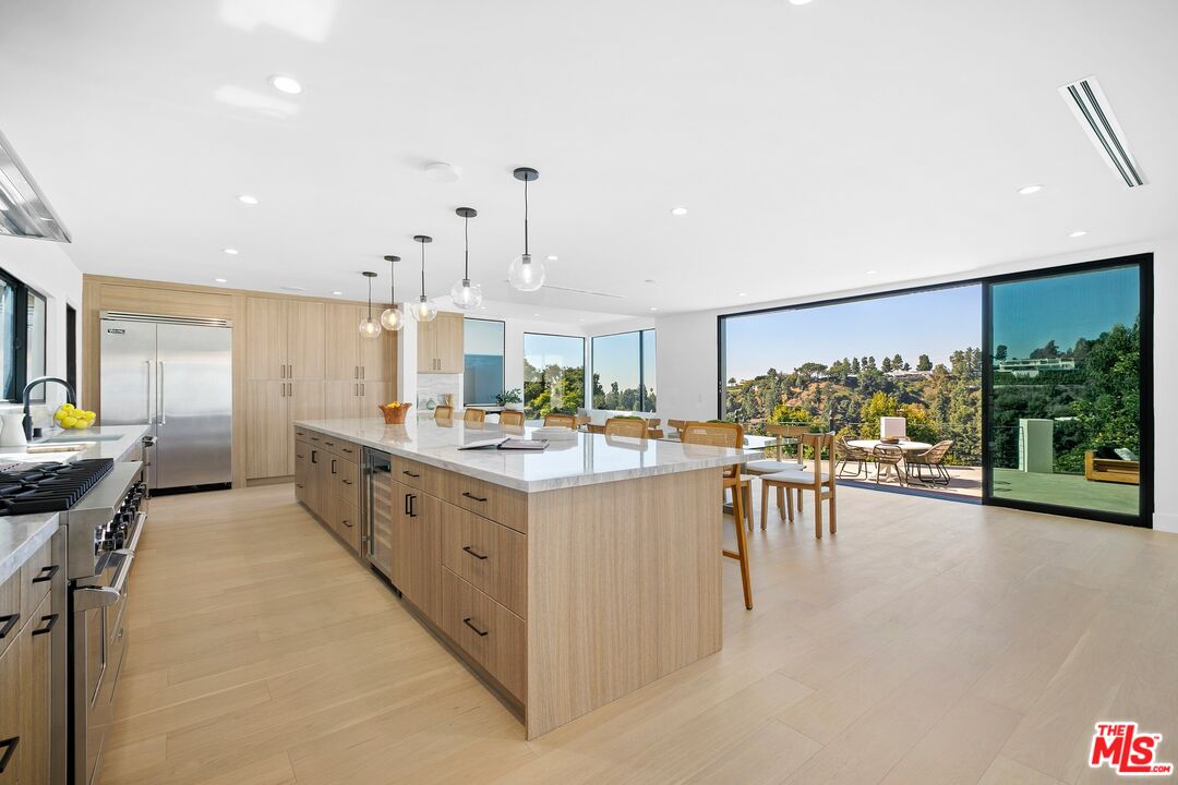 9446 Beverly Crest Dr