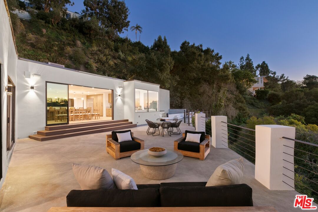 9446 Beverly Crest Dr