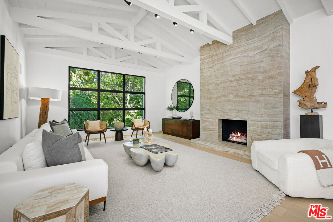 9446 Beverly Crest Dr