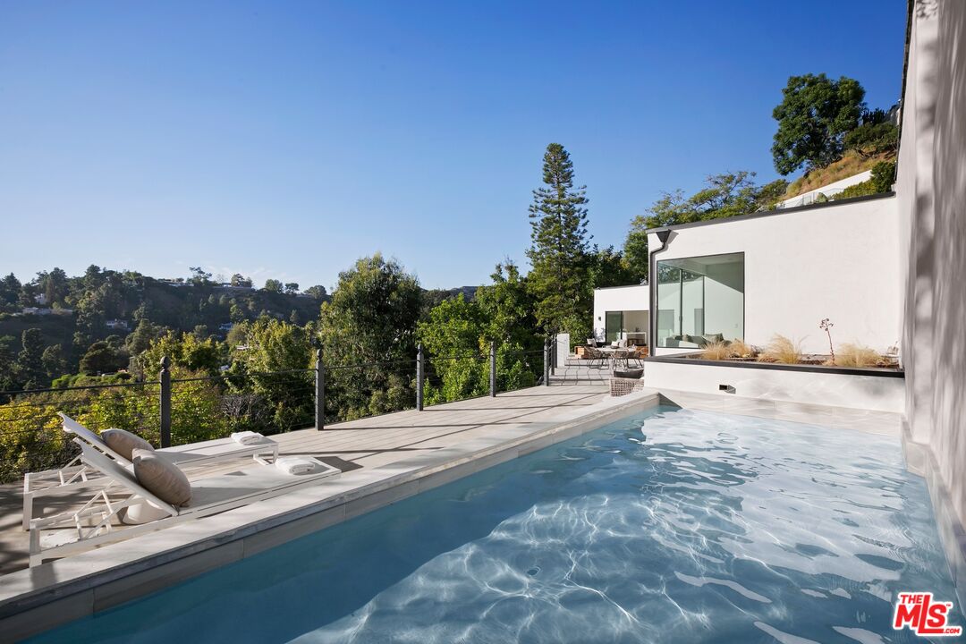 9446 Beverly Crest Dr