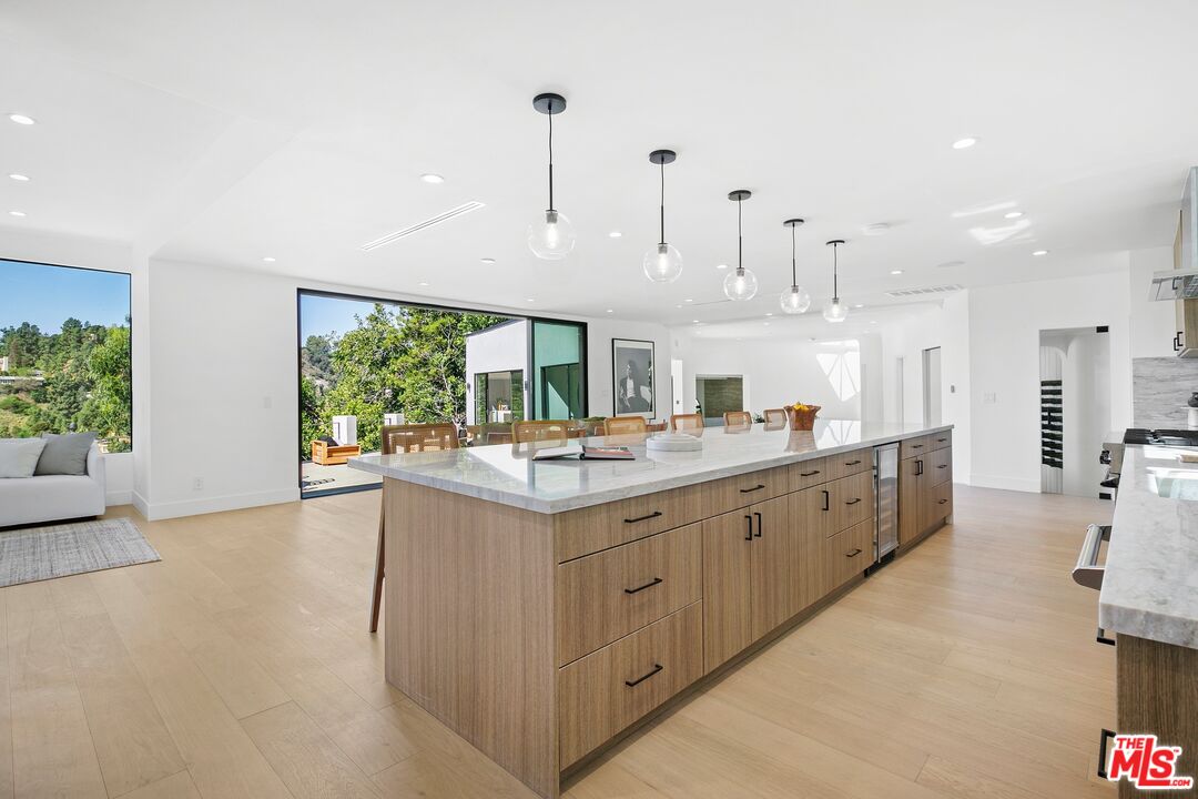 9446 Beverly Crest Dr