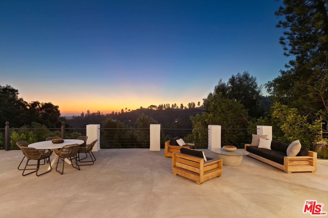 9446 Beverly Crest Dr