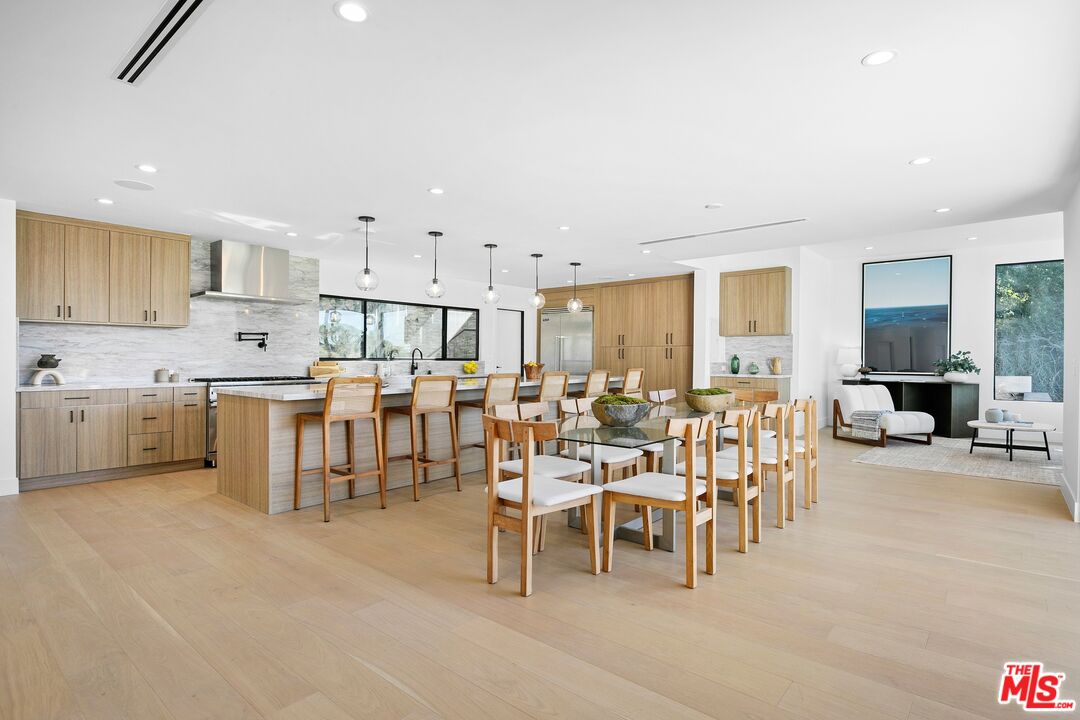 9446 Beverly Crest Dr