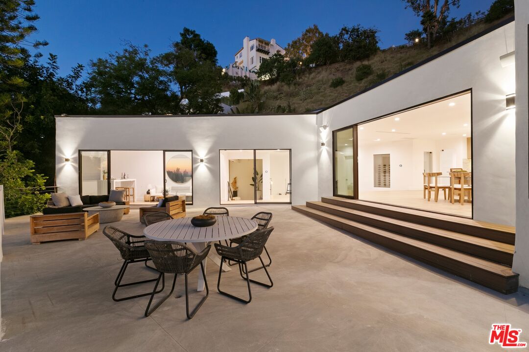 9446 Beverly Crest Dr