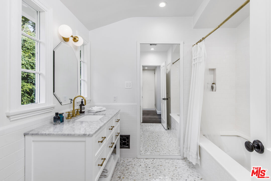 1355 N Doheny Dr