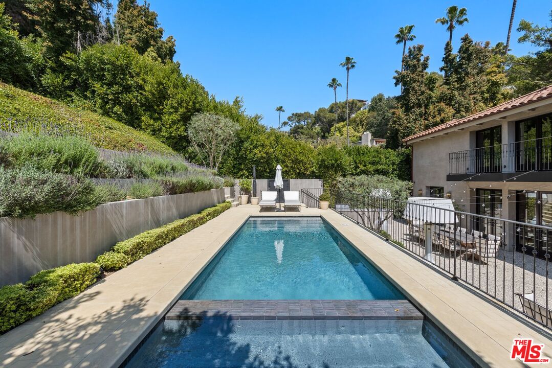 1549 N Doheny Dr