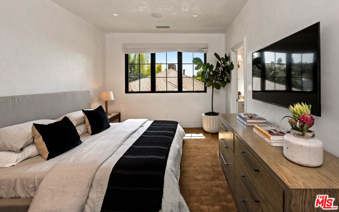 1549 N Doheny Dr