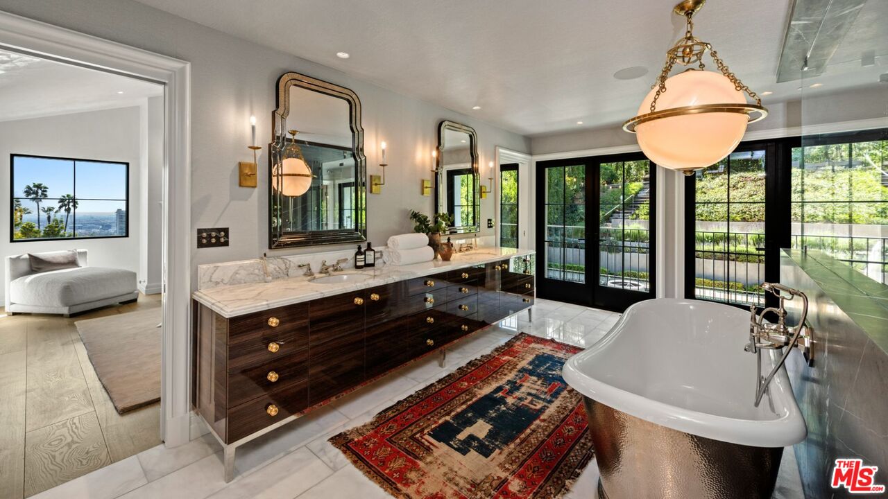 1549 N Doheny Dr