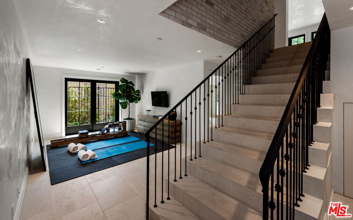 1549 N Doheny Dr