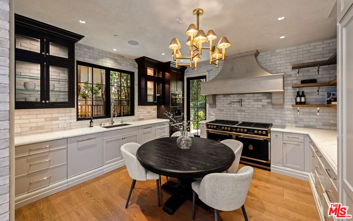 1549 N Doheny Dr