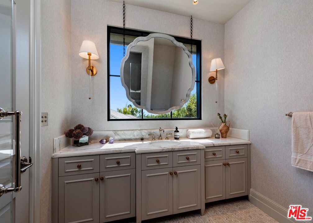 1549 N Doheny Dr