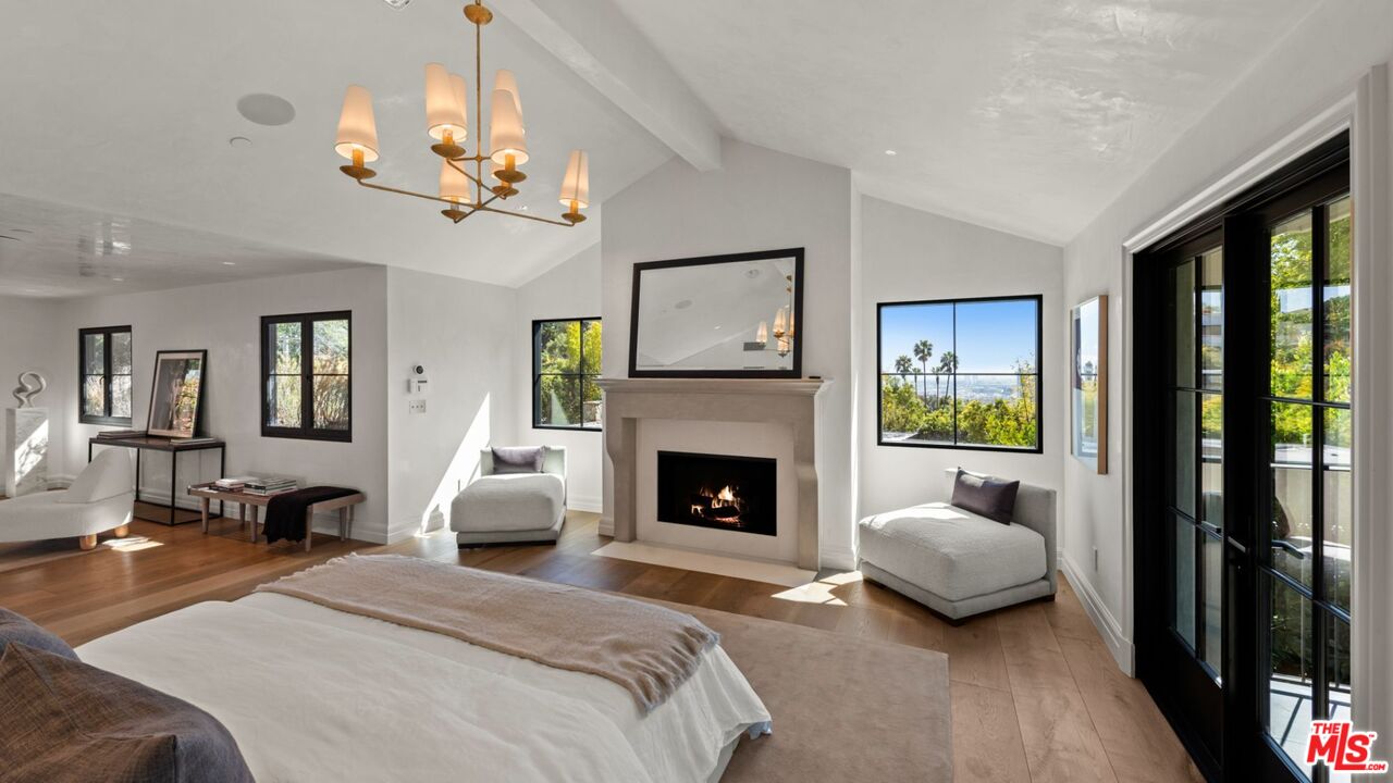 1549 N Doheny Dr