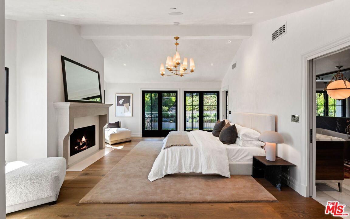 1549 N Doheny Dr