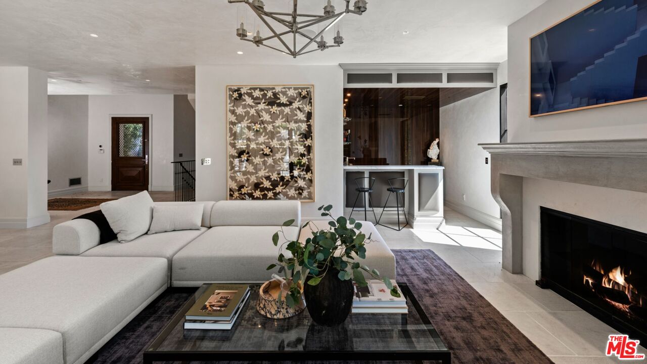 1549 N Doheny Dr