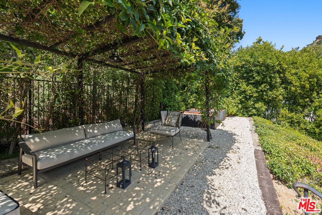 1549 N Doheny Dr