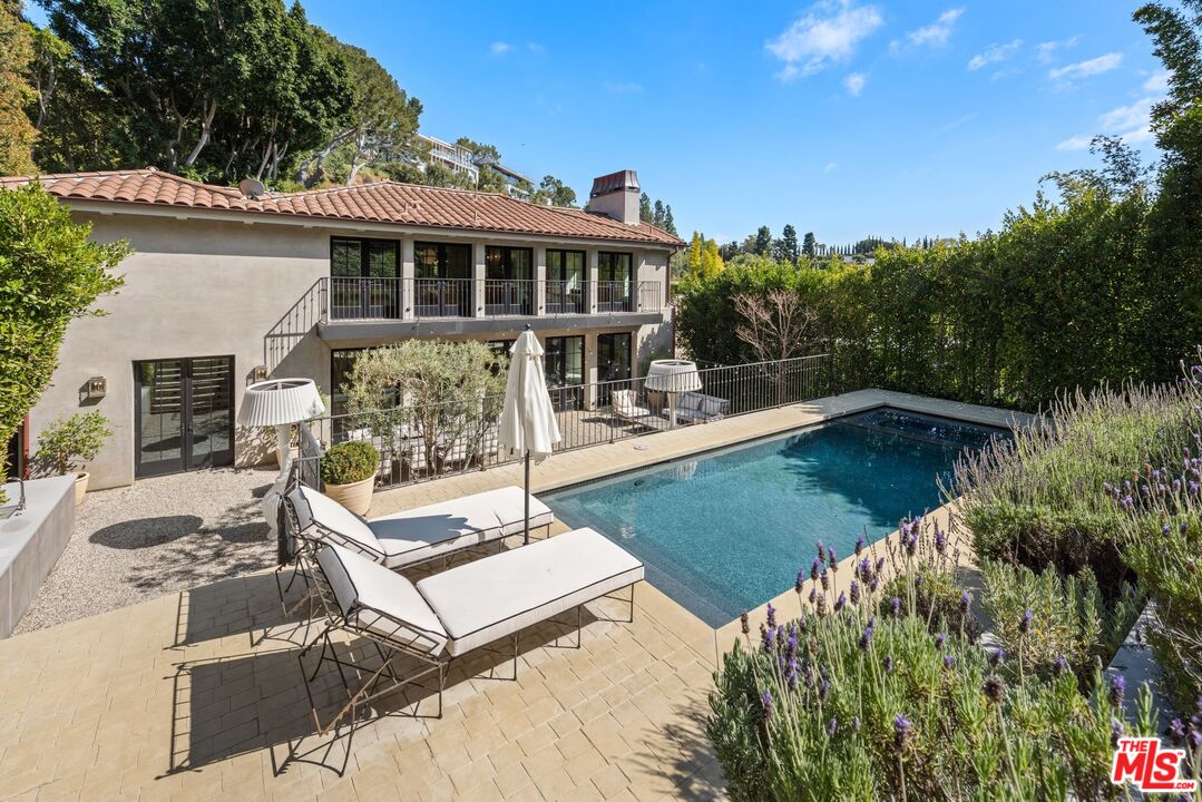 1549 N Doheny Dr