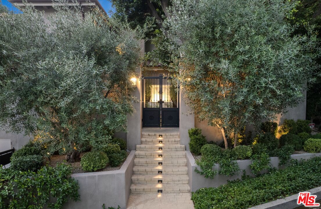 1549 N Doheny Dr