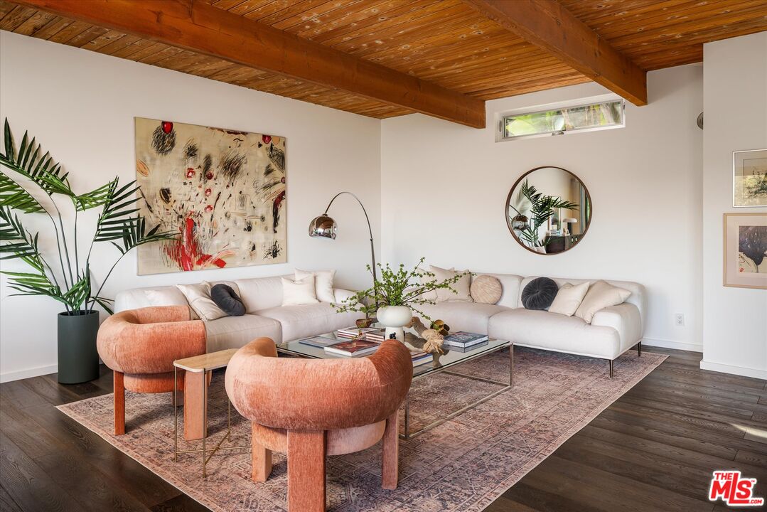 8701 Hollywood Hills Rd