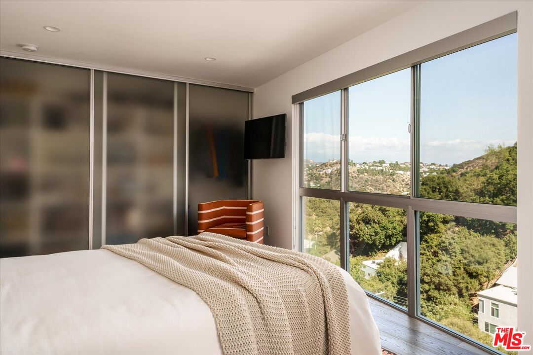 8701 Hollywood Hills Rd