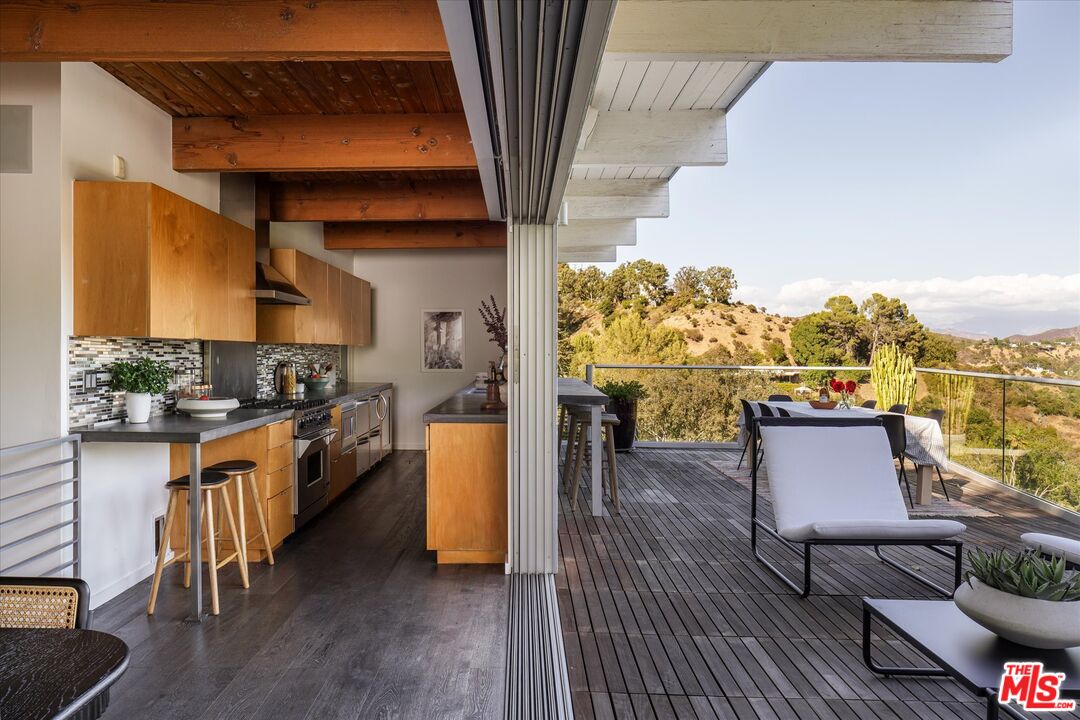 8701 Hollywood Hills Rd