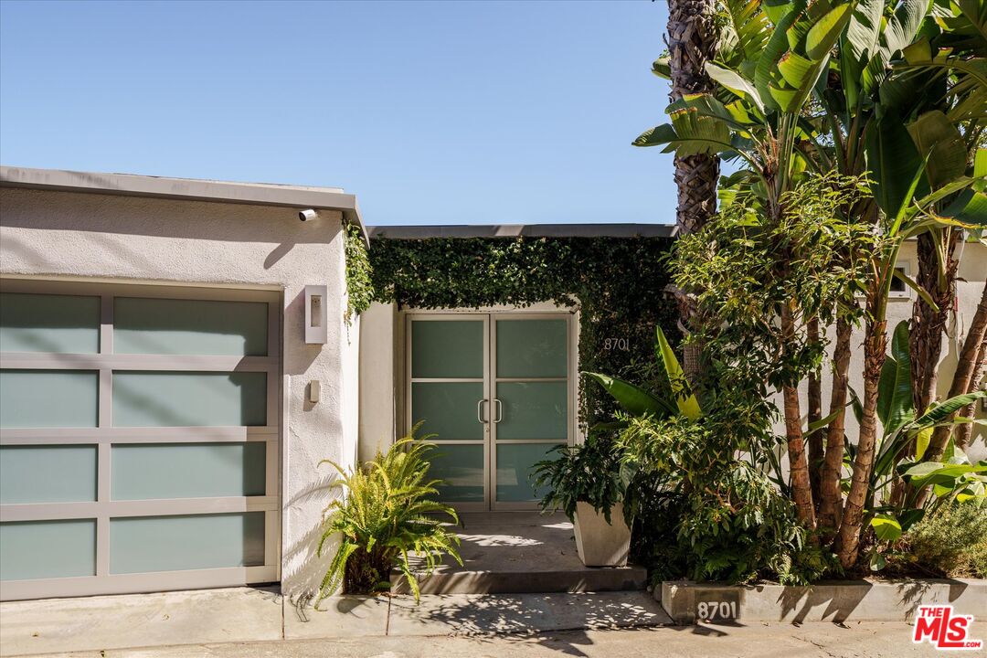 8701 Hollywood Hills Rd