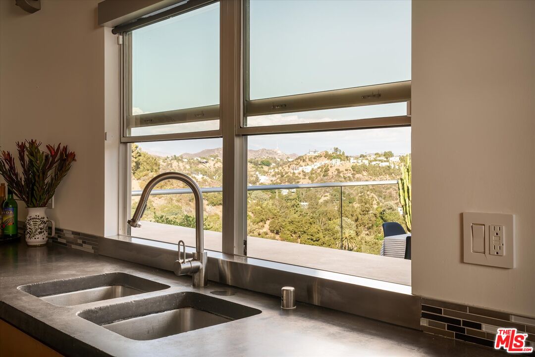 8701 Hollywood Hills Rd