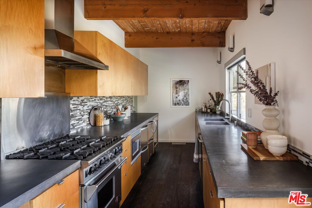 8701 Hollywood Hills Rd