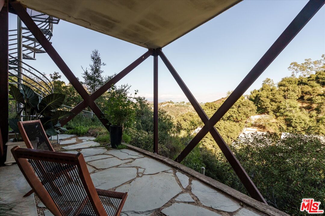 8701 Hollywood Hills Rd