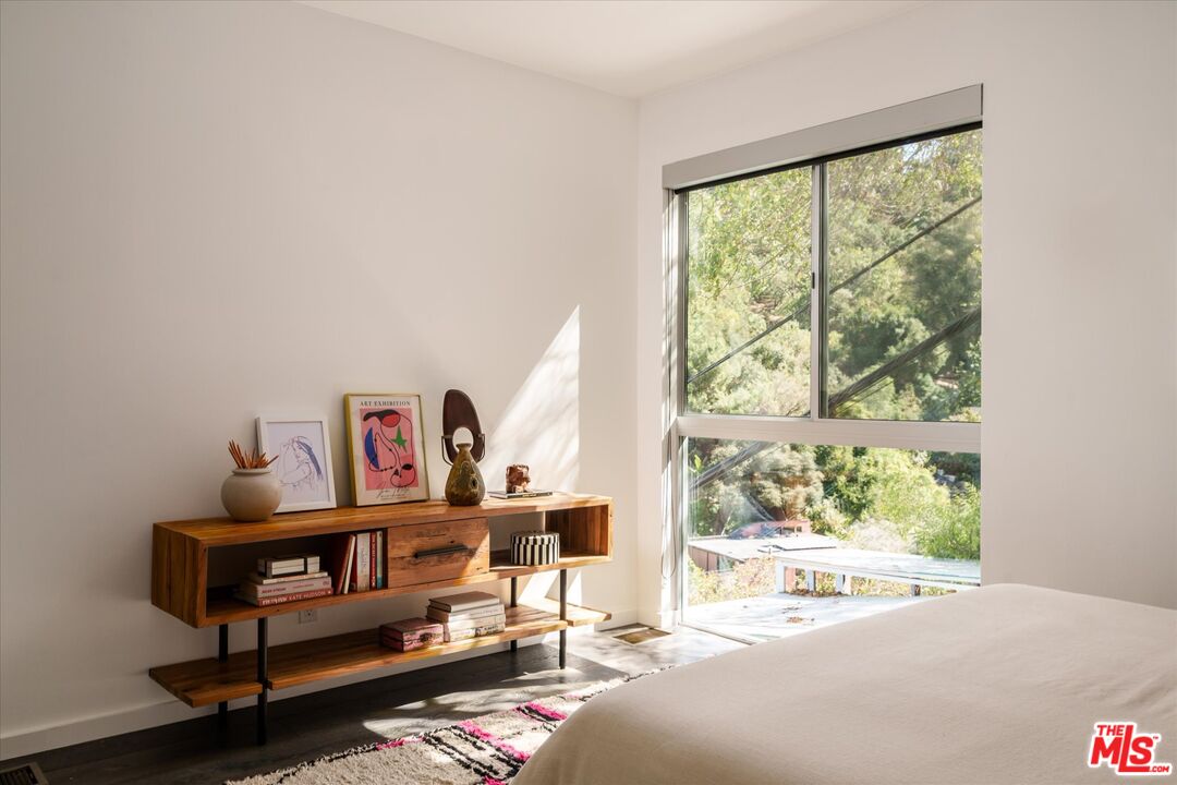 8701 Hollywood Hills Rd