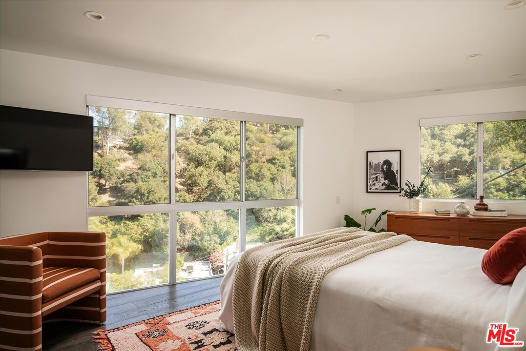 8701 Hollywood Hills Rd