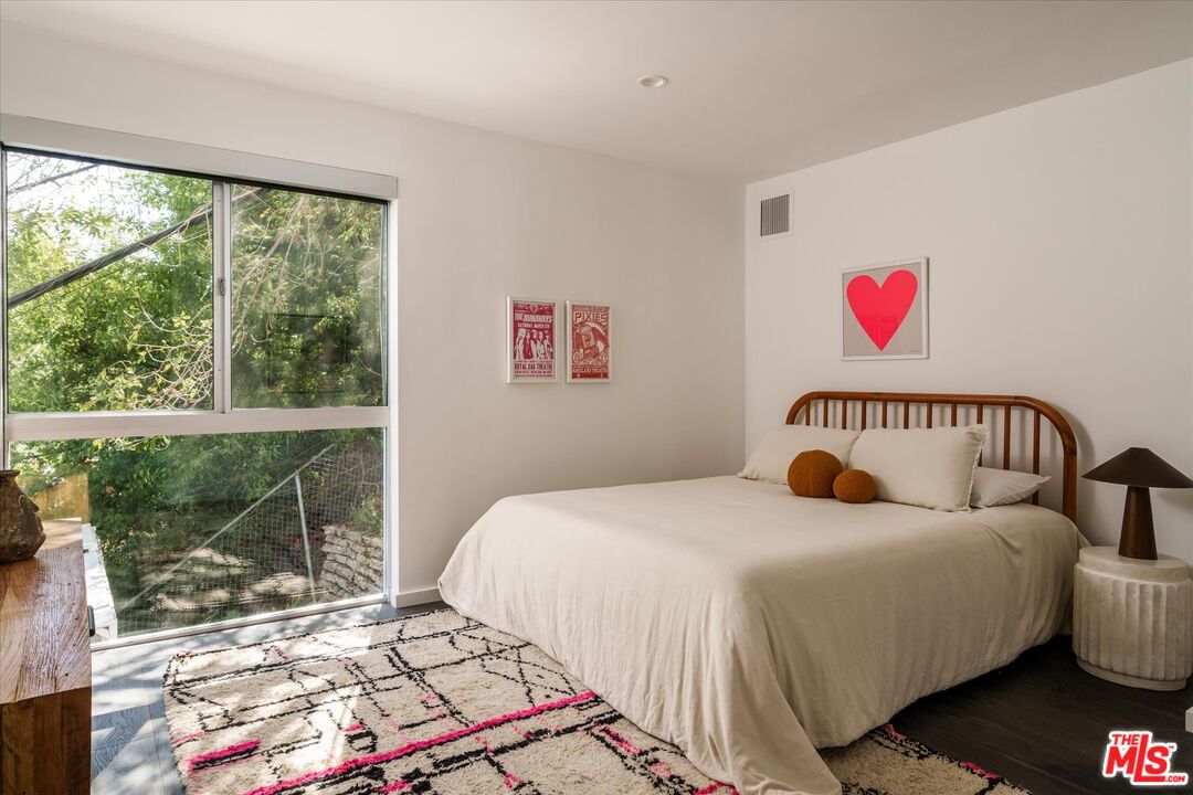 8701 Hollywood Hills Rd