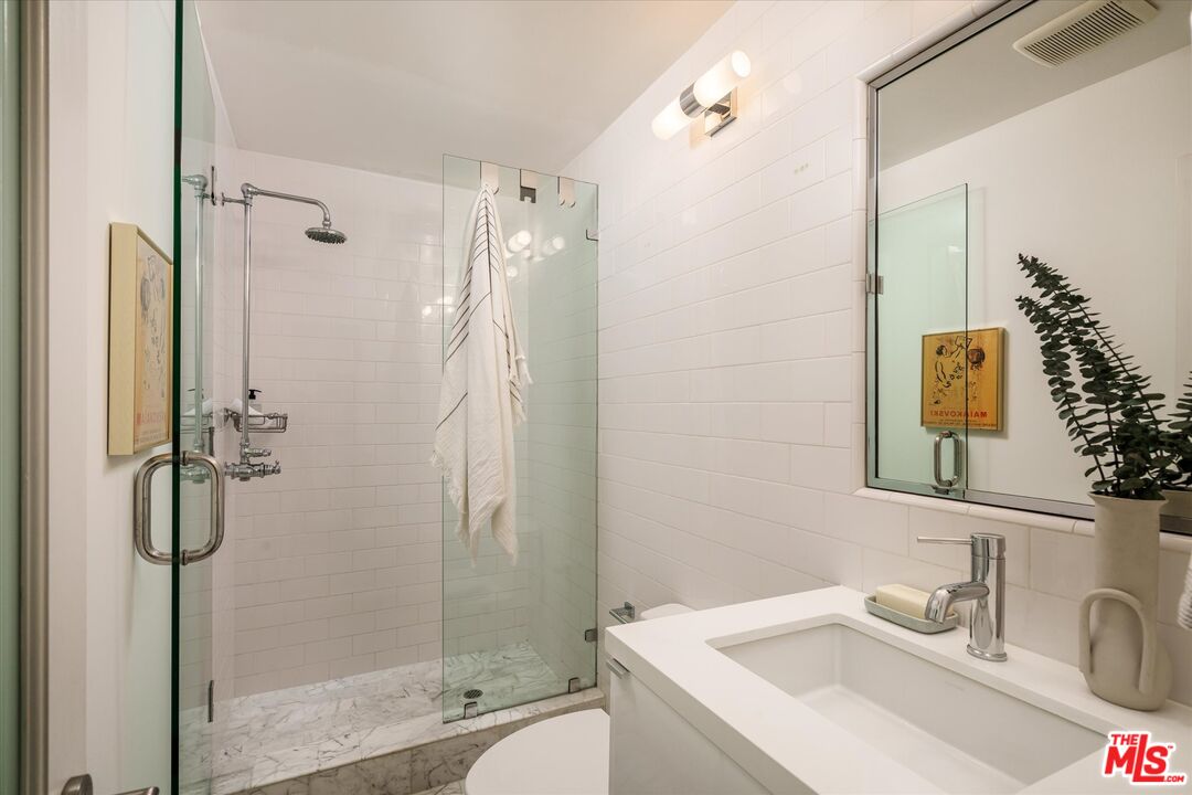 8701 Hollywood Hills Rd