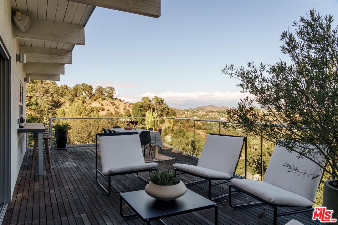 8701 Hollywood Hills Rd