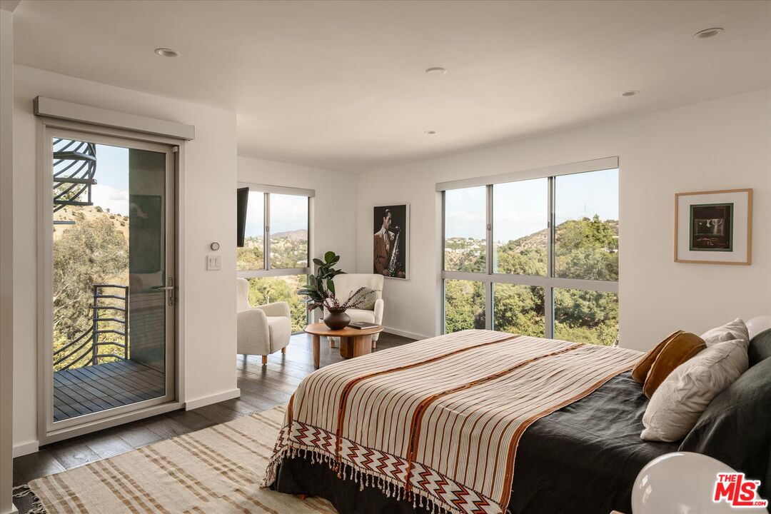 8701 Hollywood Hills Rd
