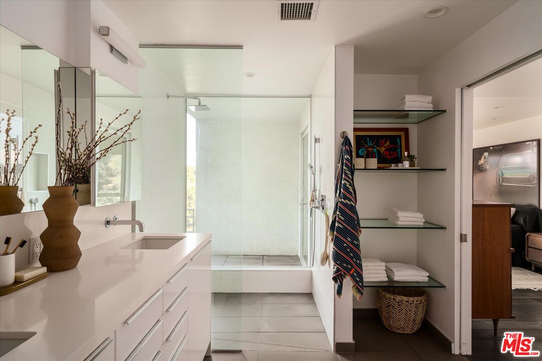 8701 Hollywood Hills Rd