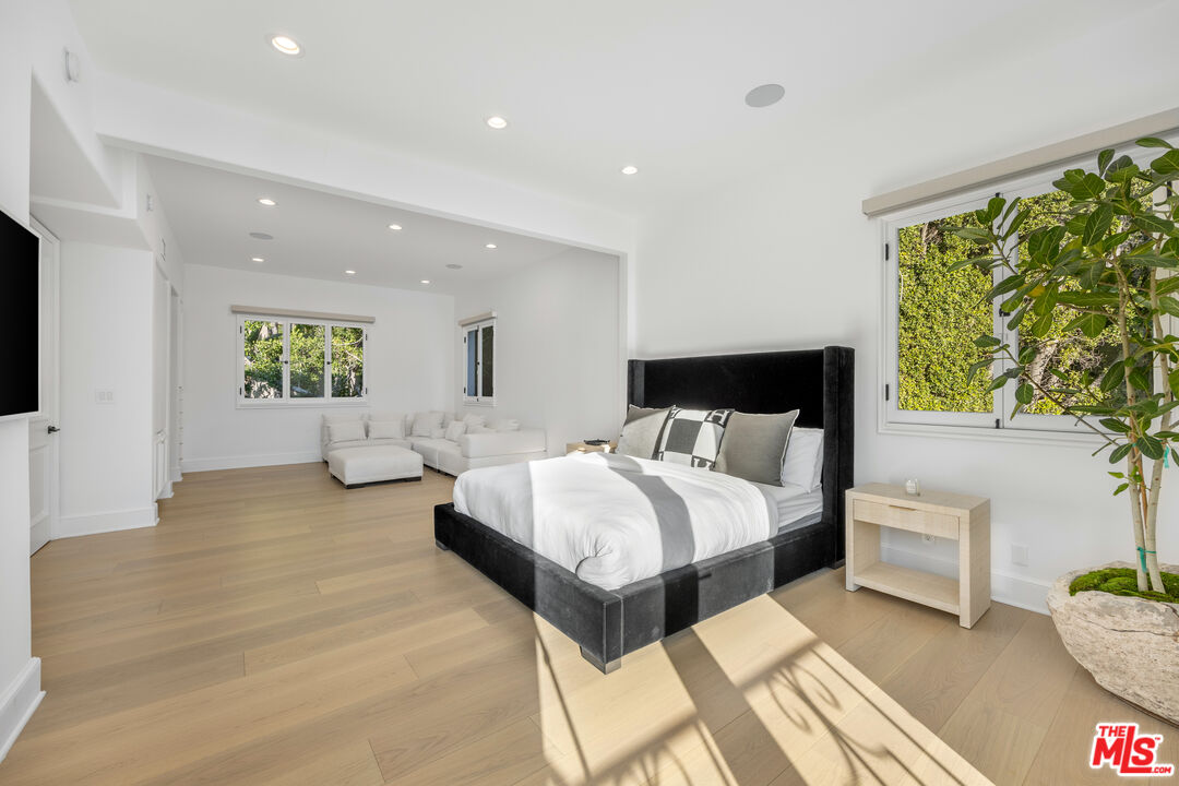 1424 N Doheny Dr