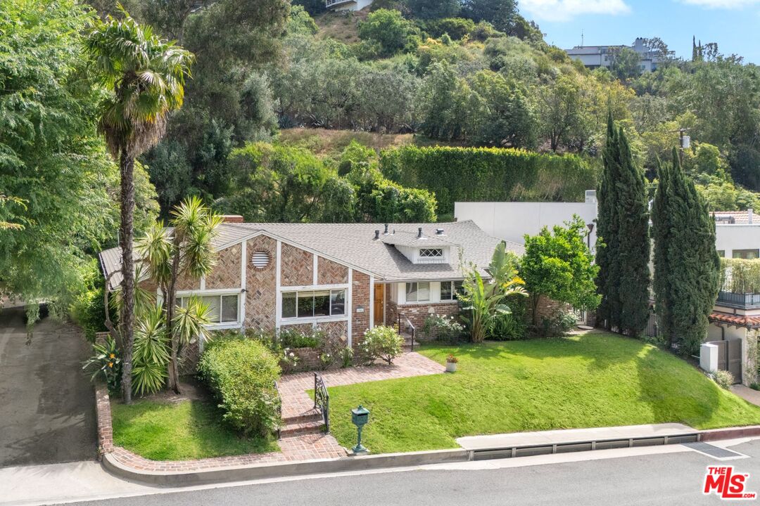 1546 San Ysidro Dr
