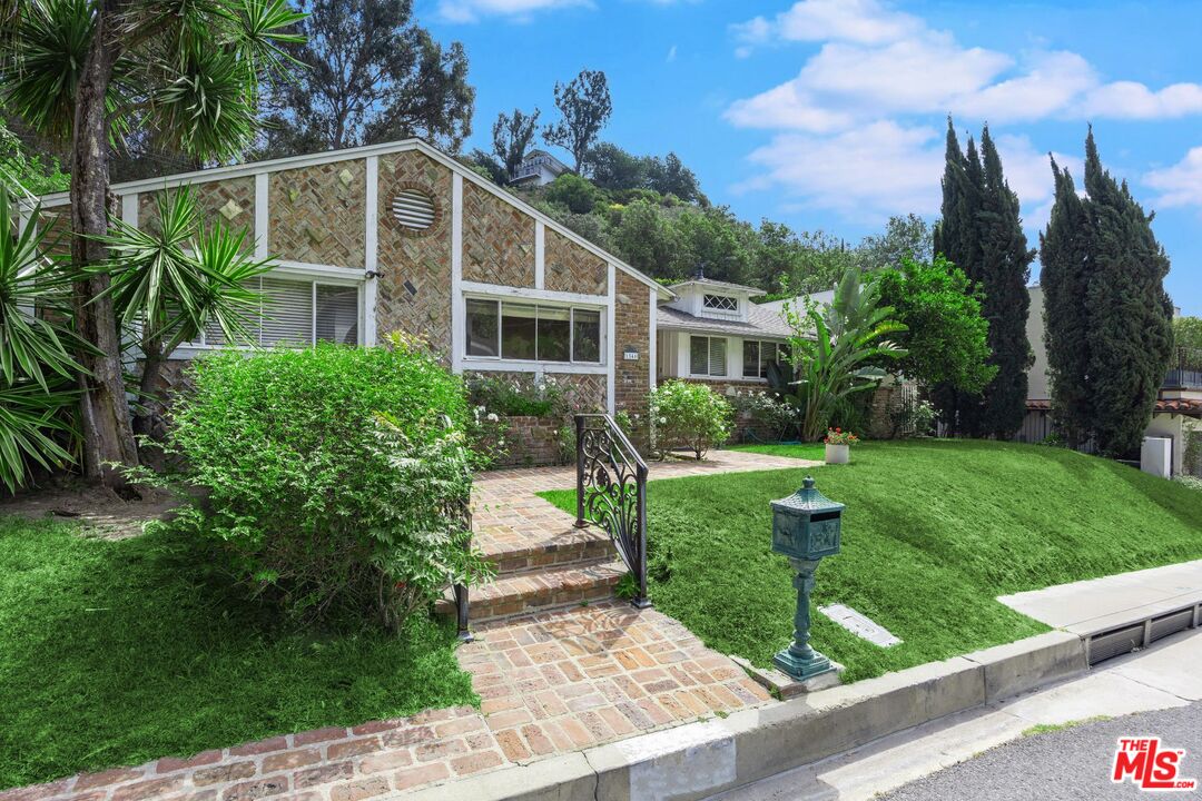 1546 San Ysidro Dr