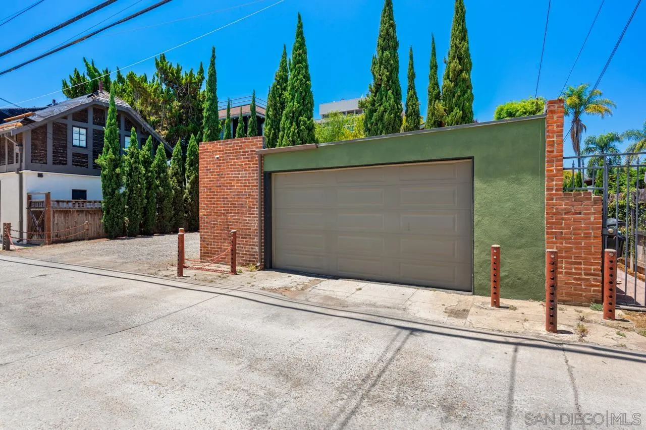 3565 3rd Ave