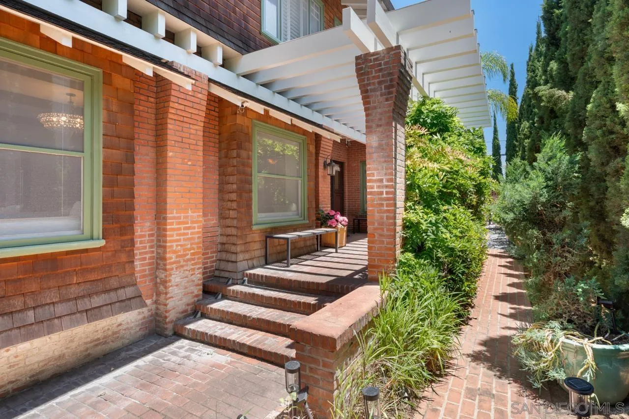 3565 3rd Ave
