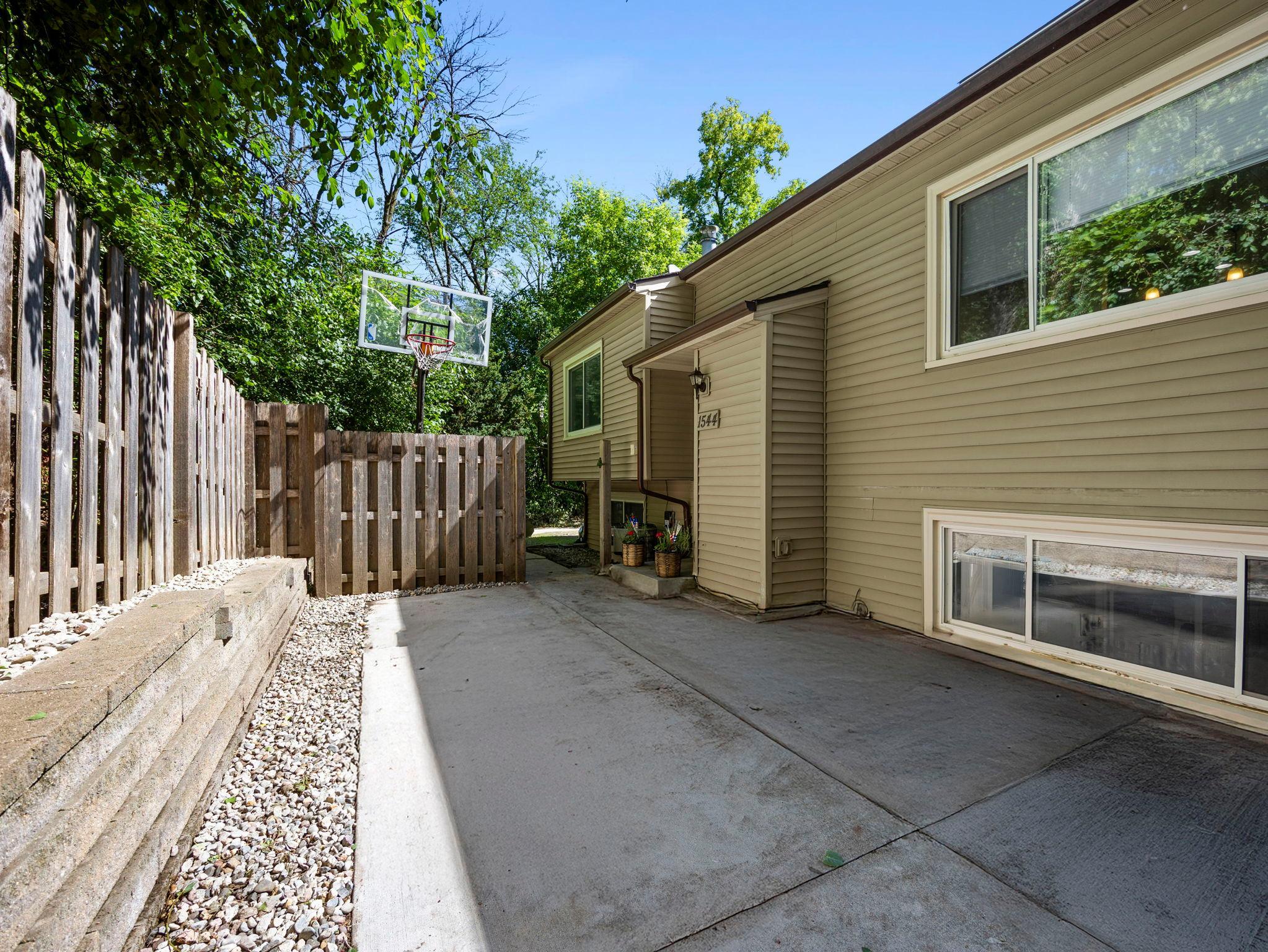 1544 Greenwood Court N