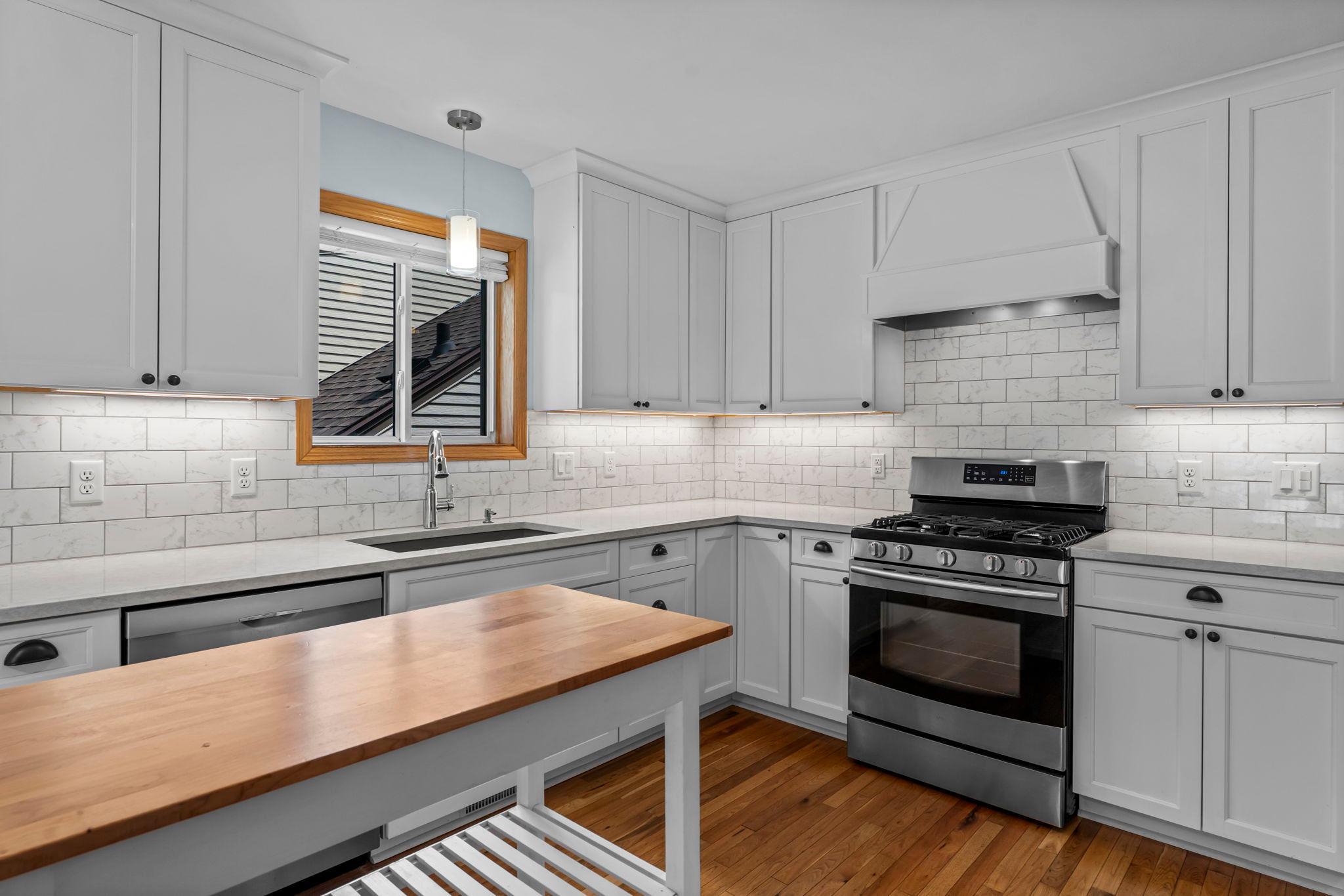 223 Hurley Street E