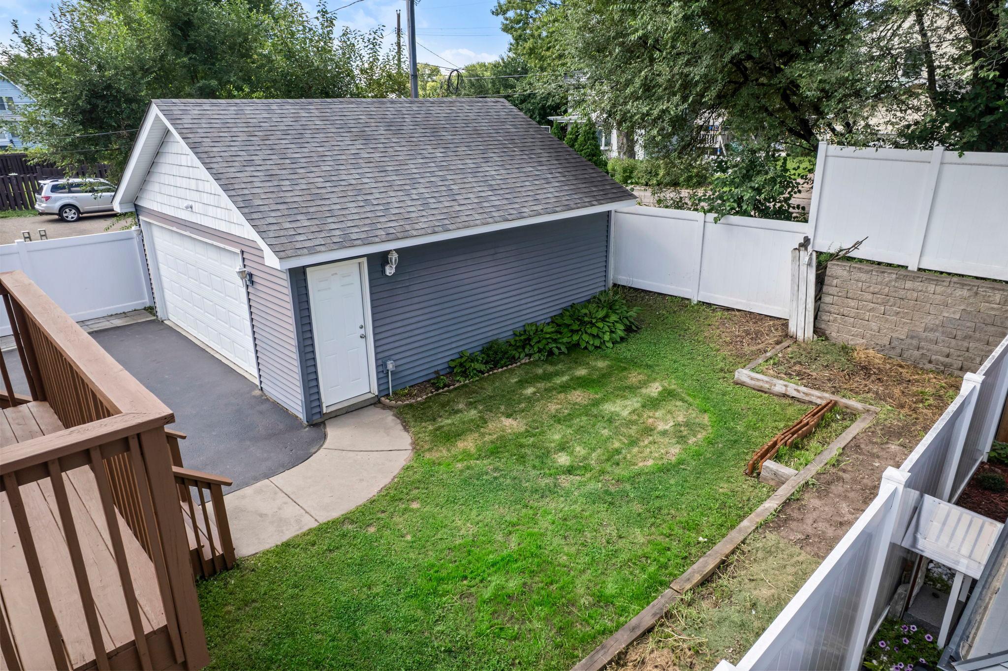 223 Hurley Street E