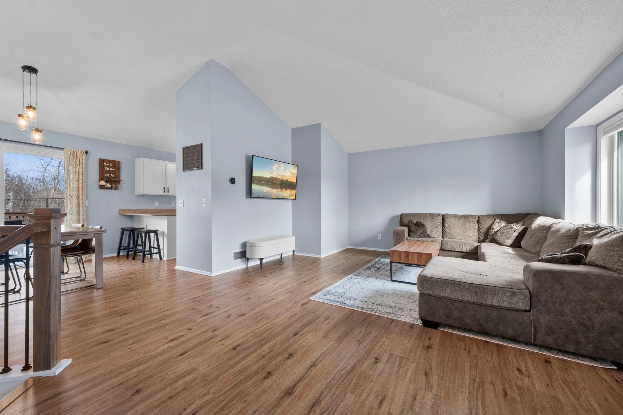 6667 Kingsview Lane N