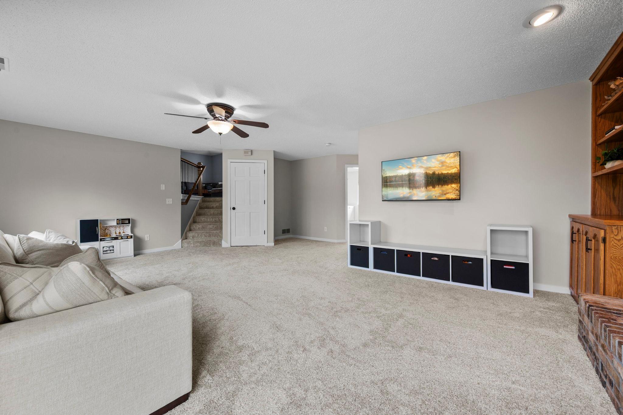 6667 Kingsview Lane N